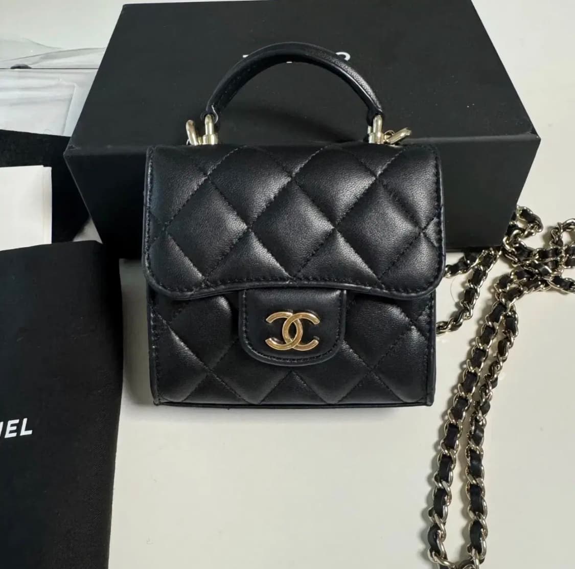 샤넬 블랙 램스킨 미니 플랩백 핸들 체인백 AP2682 상품이미지2