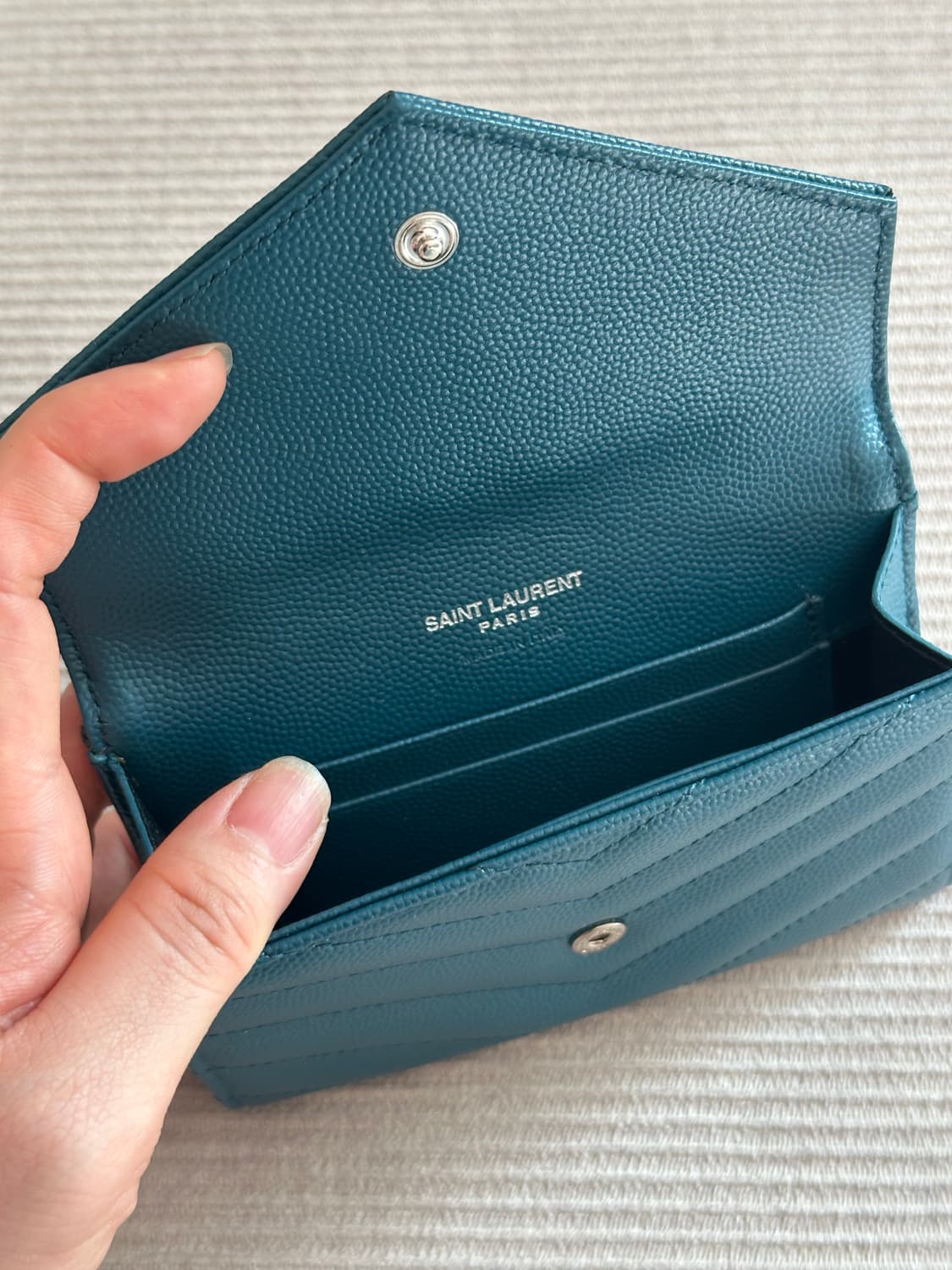 생로랑 퀄팅 금장 반지갑 짙은 청록색 상품이미지3