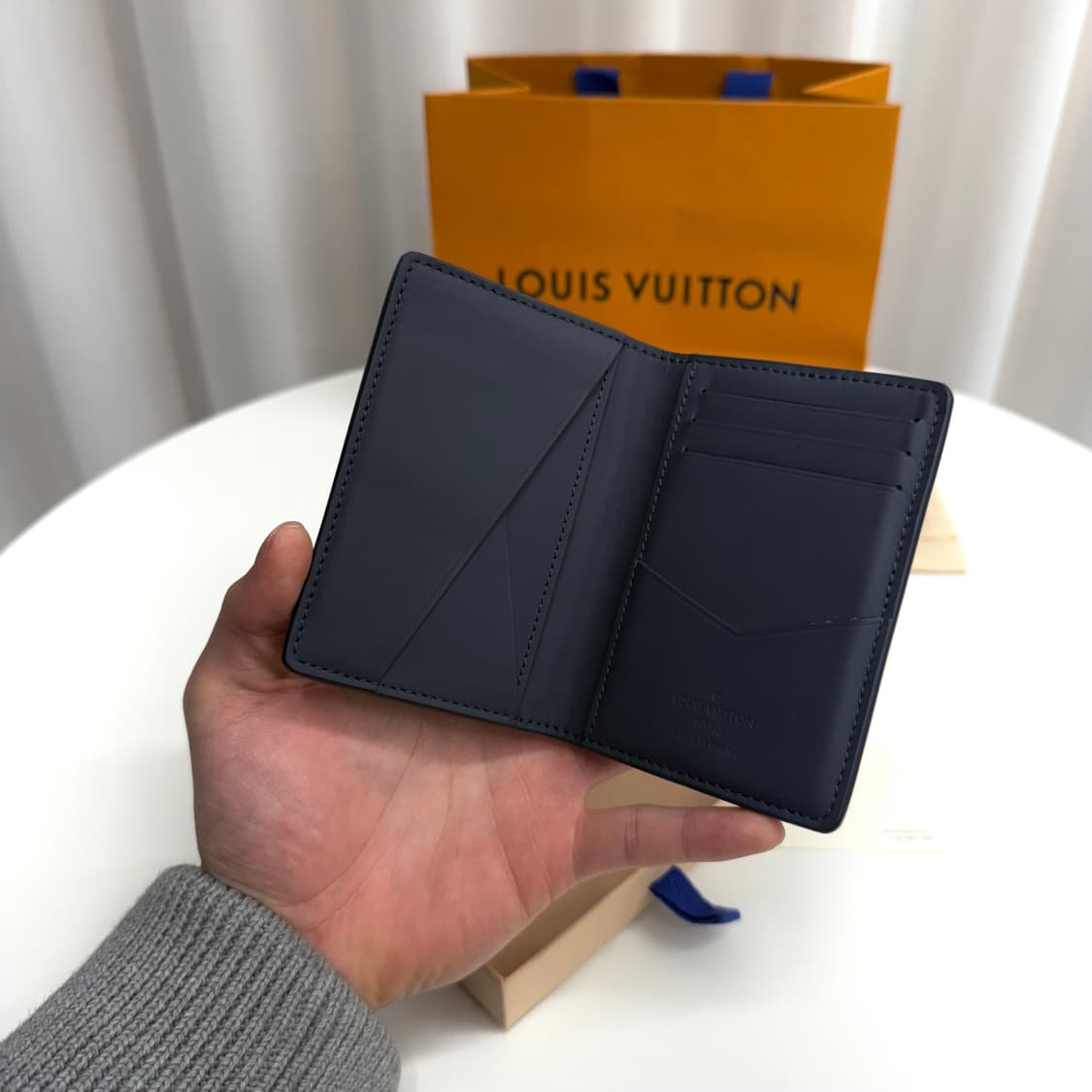 [한정판] 루이비통 쉐도우 오거나이저 지갑 네이비 블루 상품이미지4