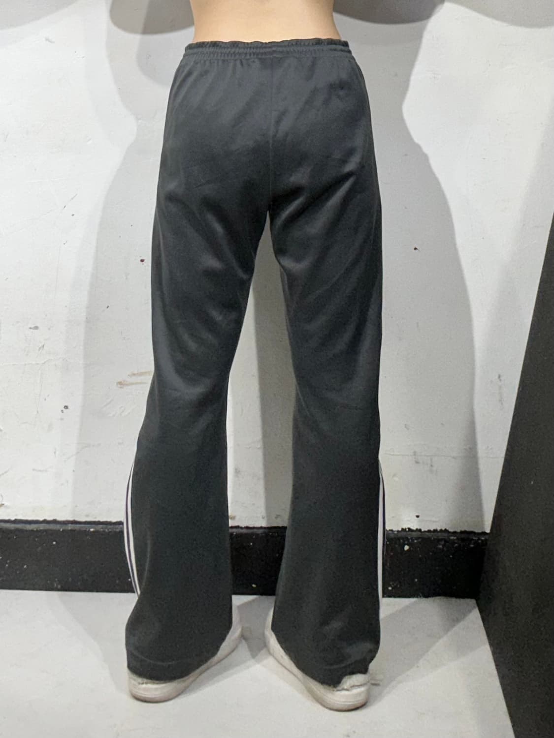 아디다스 차콜 화이트 삼선 사이드 로고 와이드 부츠컷 대대장 팬츠 L 상품이미지3