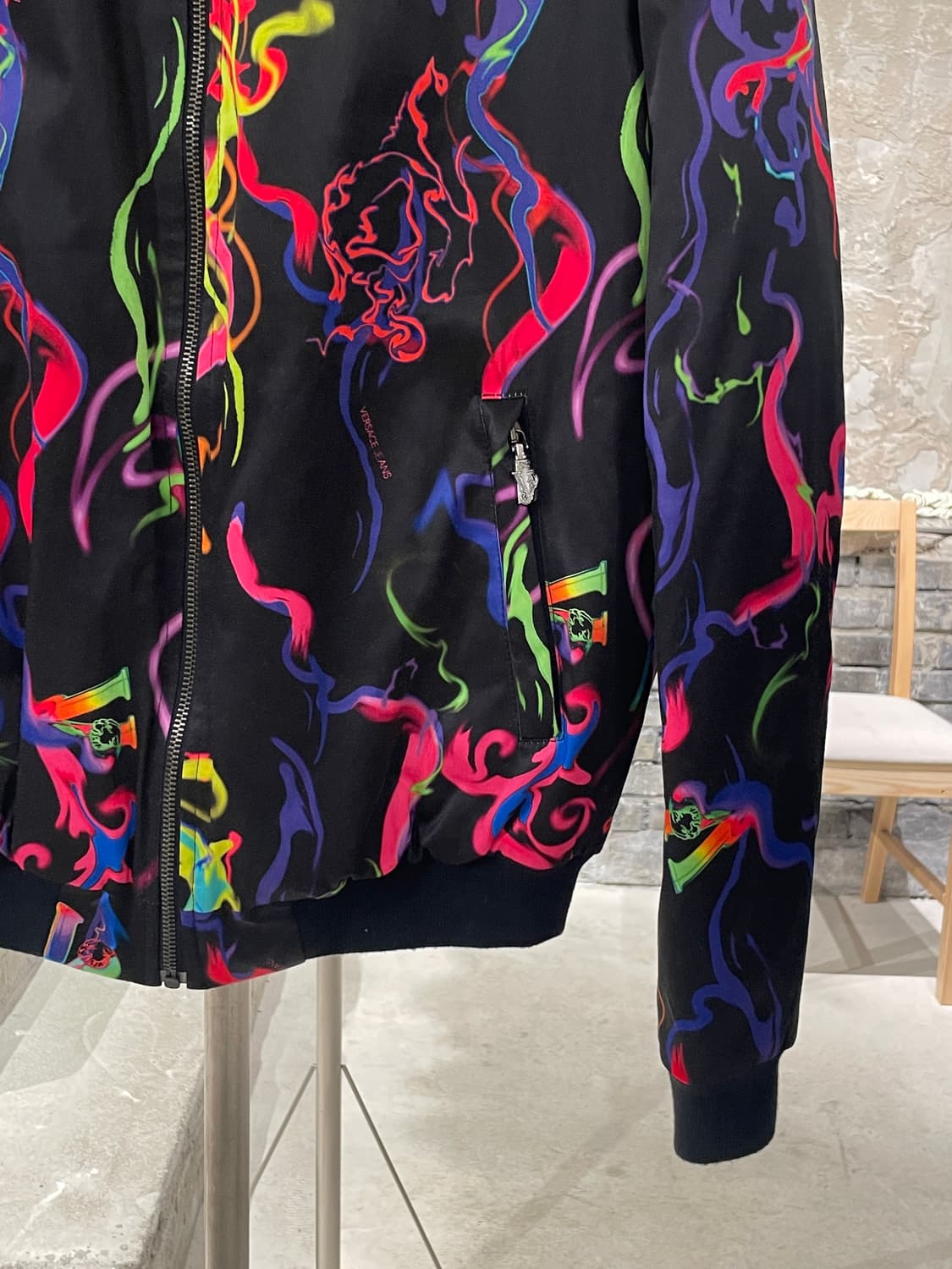 베르사체 진스 블랙 네온 스모크 봄버 자켓 상품이미지5