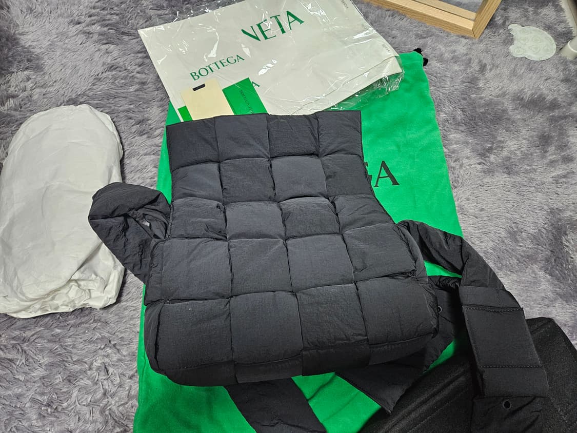 보테가 베네타 패딩 카세트백 블랙 상품이미지6