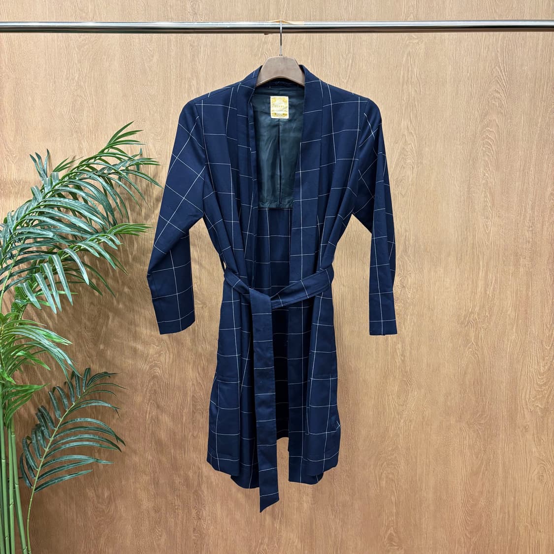 빔즈 하트 오픈형 로브 코트 윈도우 체크 패턴 허리 스트랩 디테일 네이비 상품이미지1