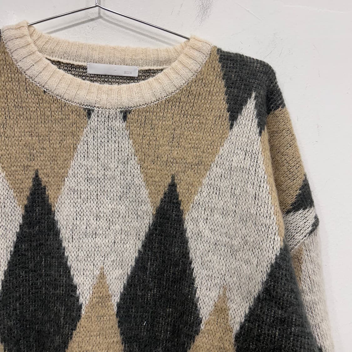 RUN 부클 아가일패턴 오버핏 니트 상품이미지1