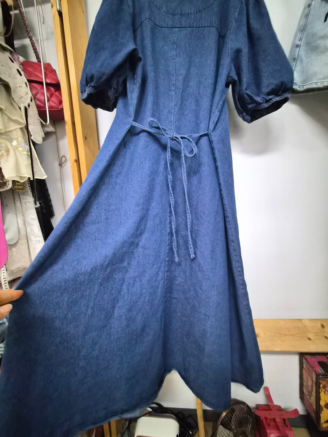 브이넥 벌룬 퍼프 데님 원피스. 스티치 포인트 베스트 상품이미지4