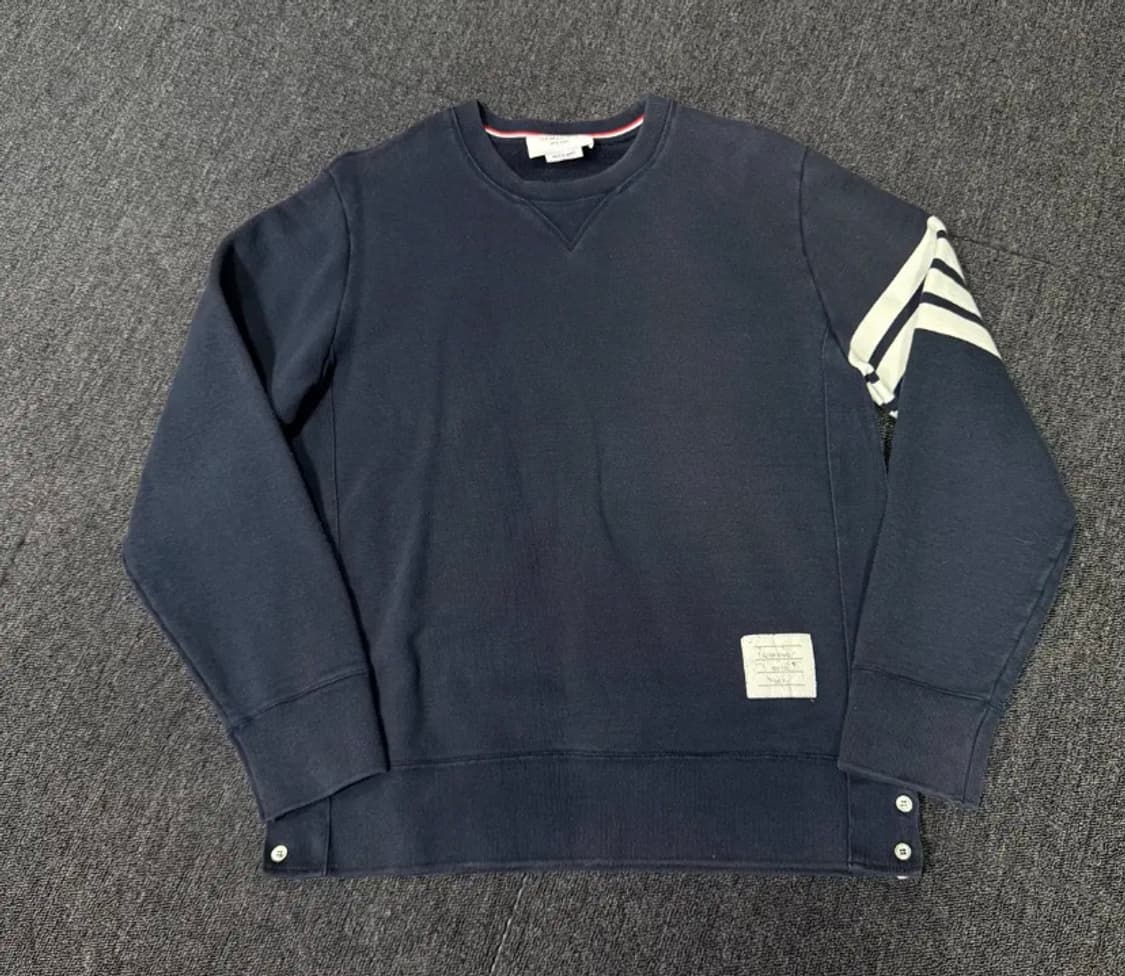 [정품] 톰브라운 사선 완장 네이비 맨투맨 XL 상품이미지1