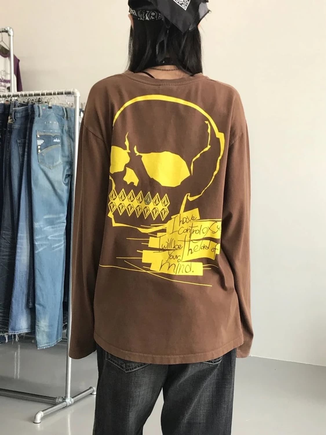 볼컴 브라운 스컬 프린팅 롱 슬리브 상품이미지1