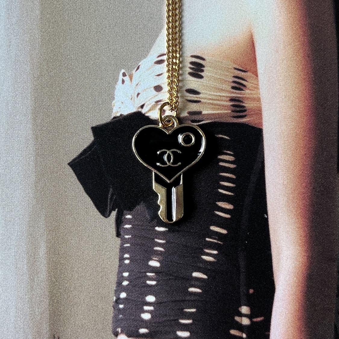 샤넬 블랙 하트키 골드 목걸이 상품이미지2