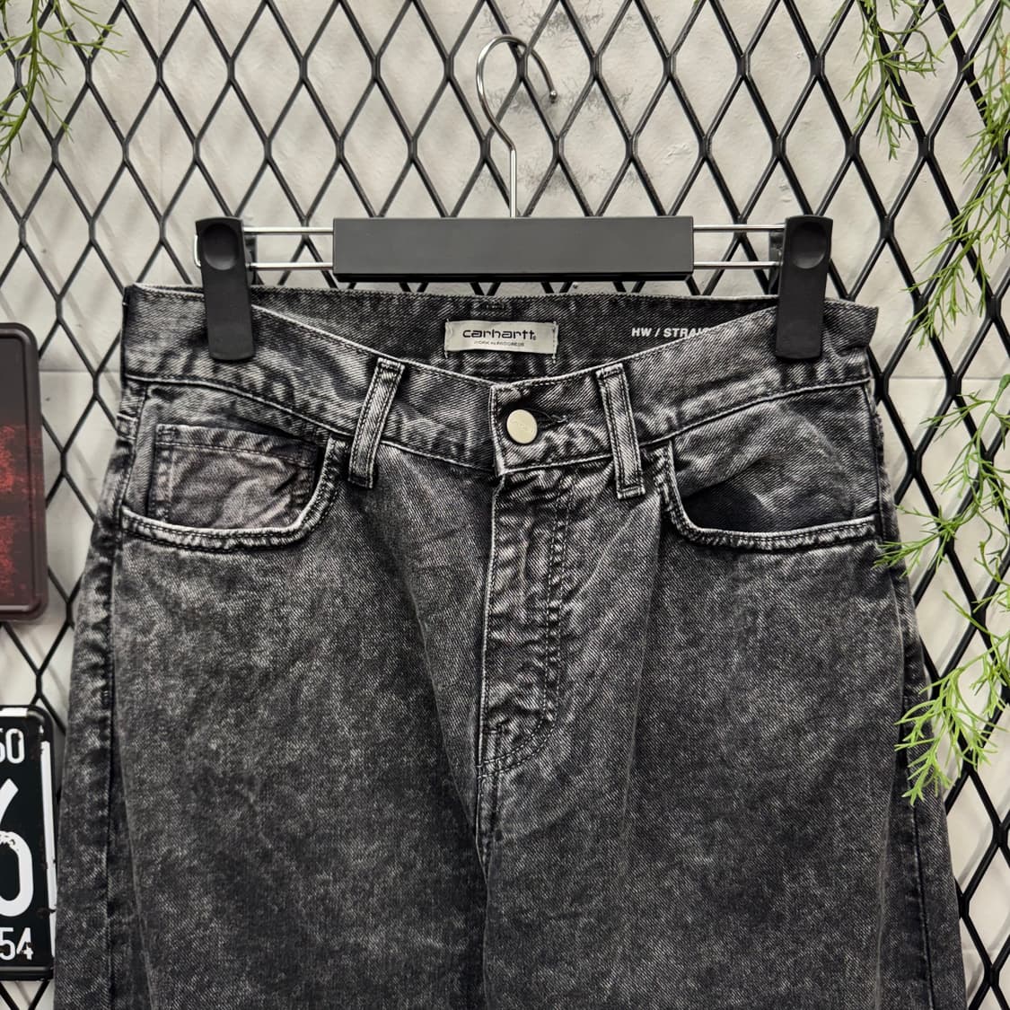 칼하트 윕 녹섬 데님 팬츠 후면 로고 포인트 흑청 상품이미지3
