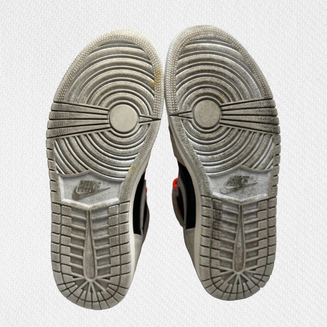 260 조던1 레트로 하이 네추럴 그레이 하이퍼 크림슨 상품이미지8