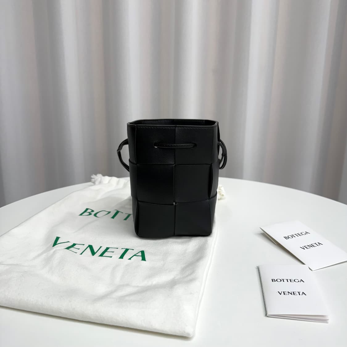 [정품] 보테가베네타 미니 카세트 버킷백 블랙 상품이미지1