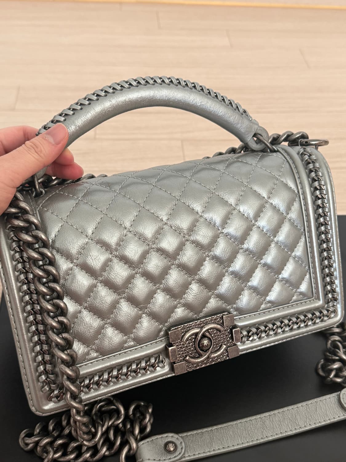 샤넬 탑핸들 보이백 실버 (23번대) 상품이미지3
