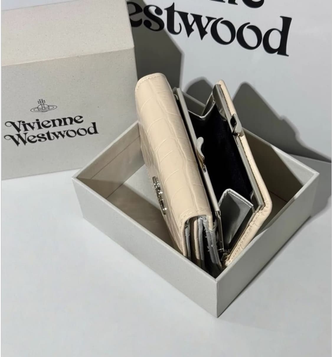 비비안웨스트우드 스킨컬러 레더 은장 하프월렛 반지갑 상품이미지2