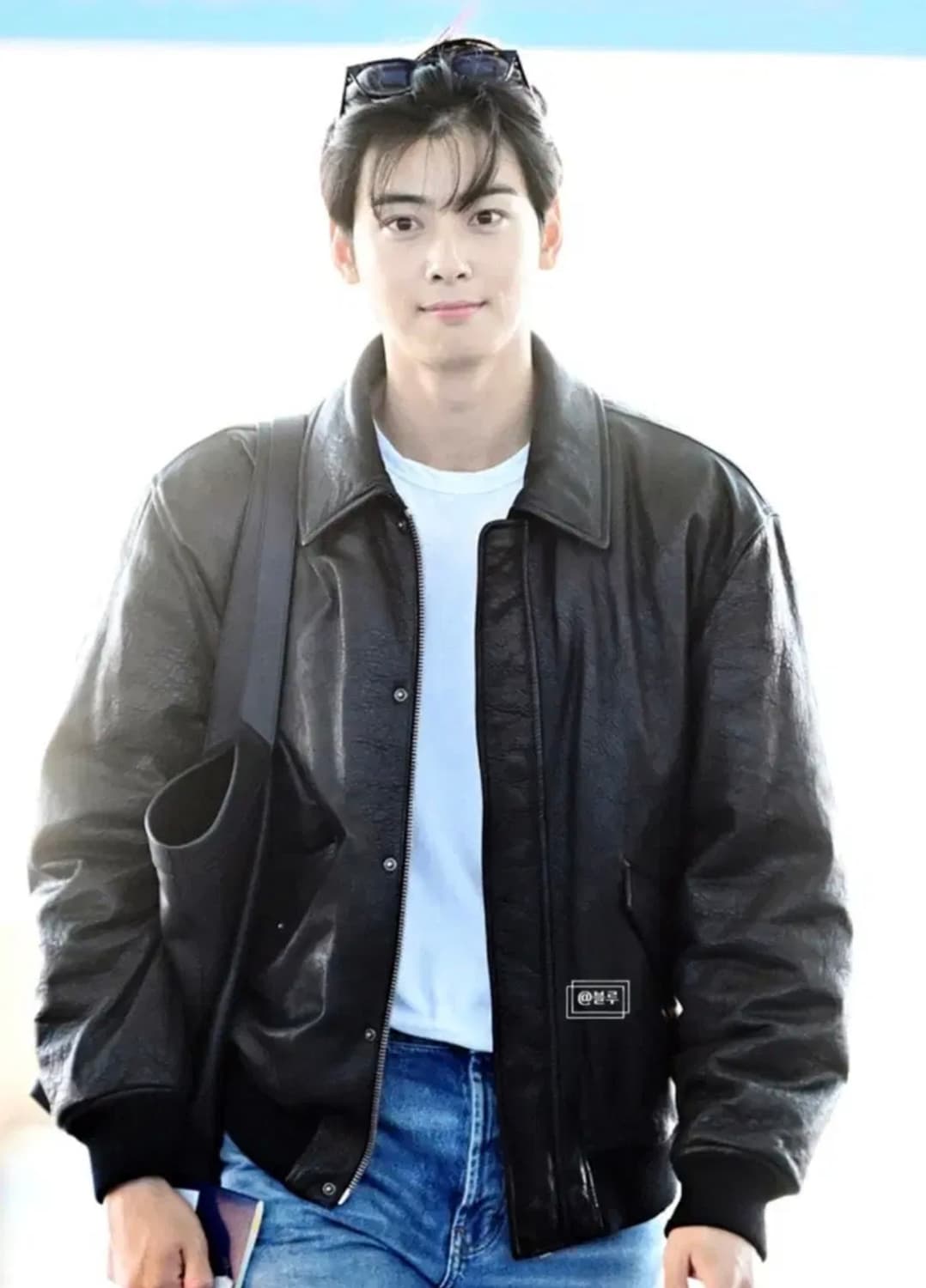 생로랑 / 24fw 램스킨 차은우 블루종 / 52 상품이미지3