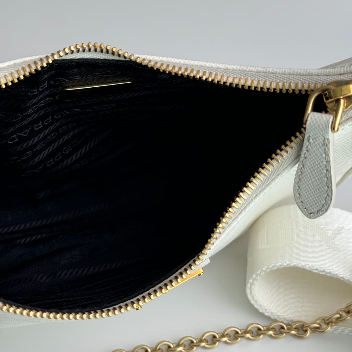 프라다 리에디션 레더 사피아노 호보백 상품이미지8