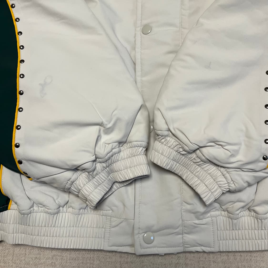 슈프림 스터디드 스타디움 자켓 화이트 - 25SS 상품이미지5