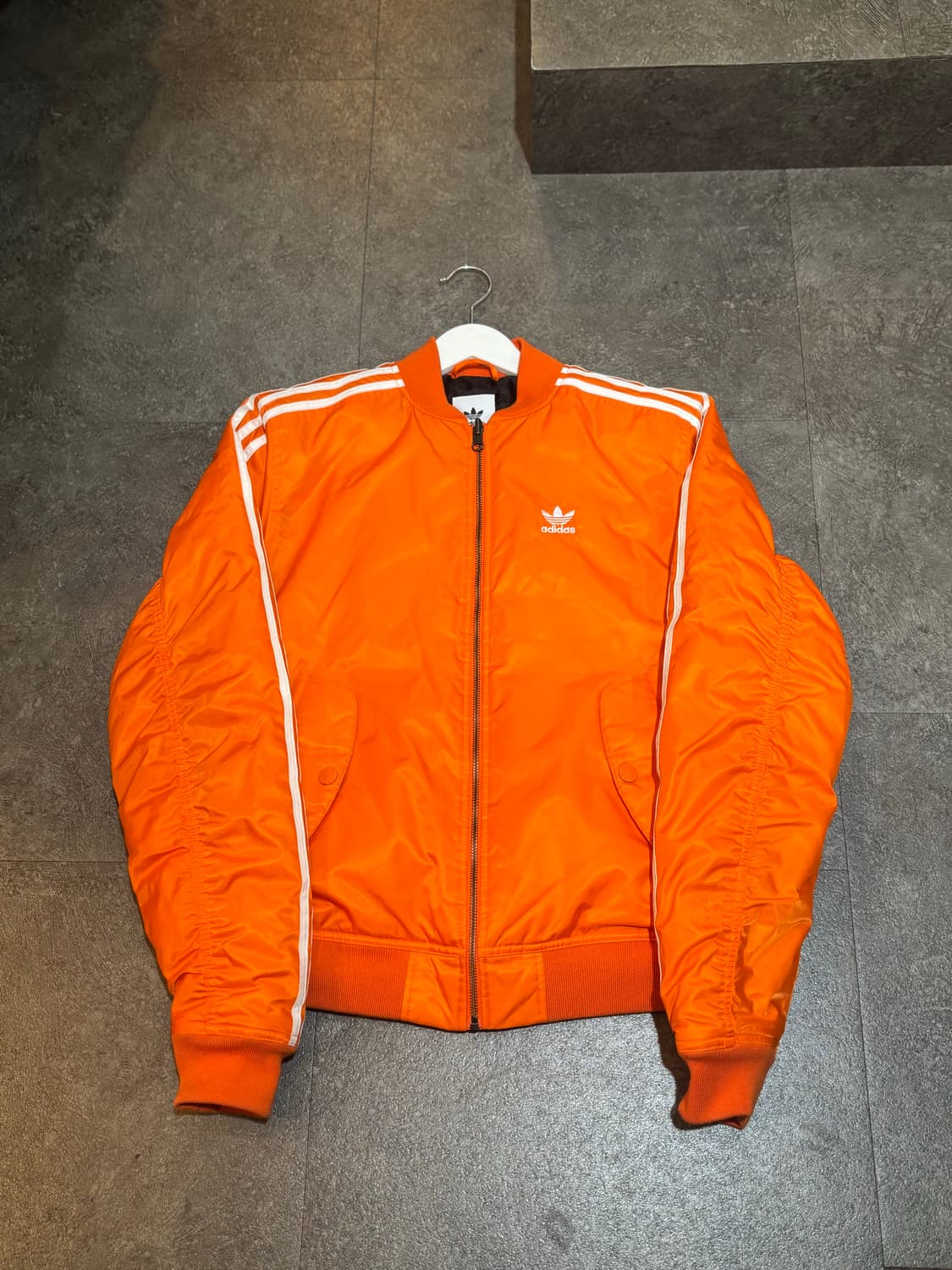 아디다스 오렌지 봄버 패디드 자켓  상품이미지2