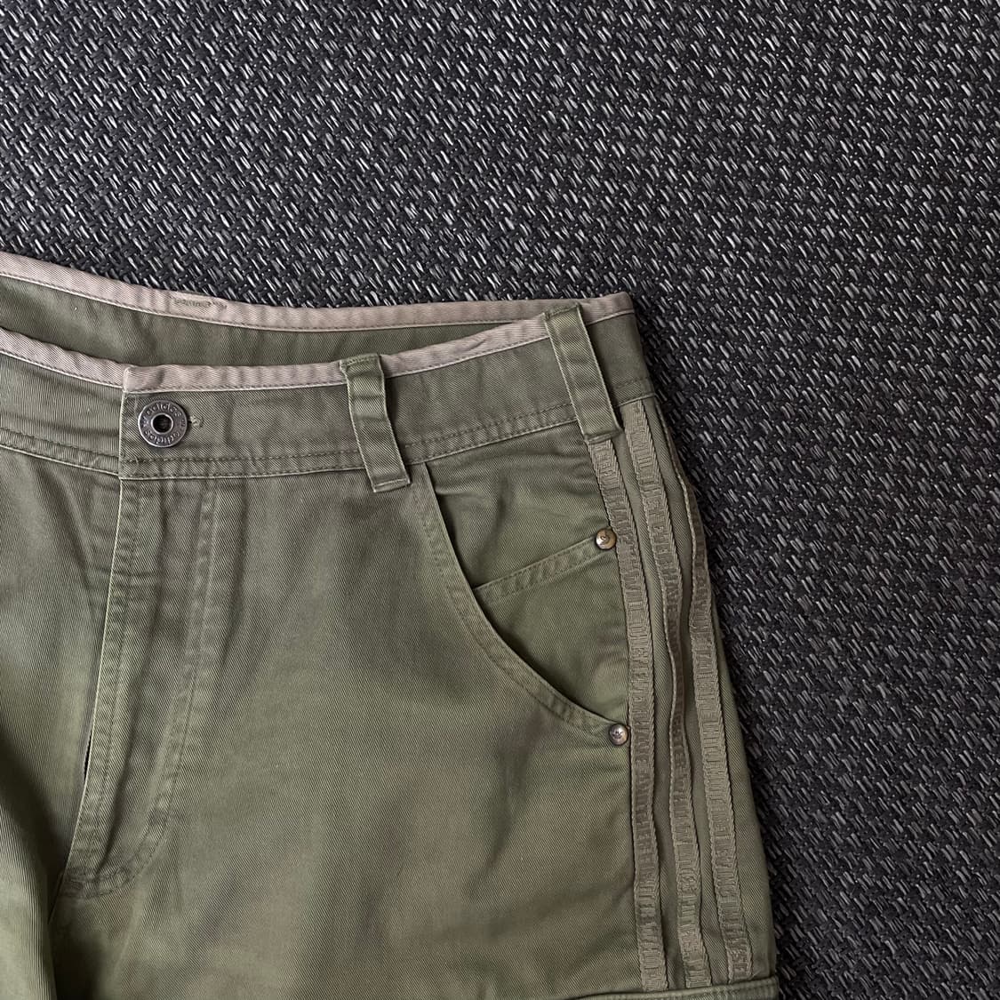 (32) 아디다스 자수포인트 카키 카코팬츠 상품이미지3