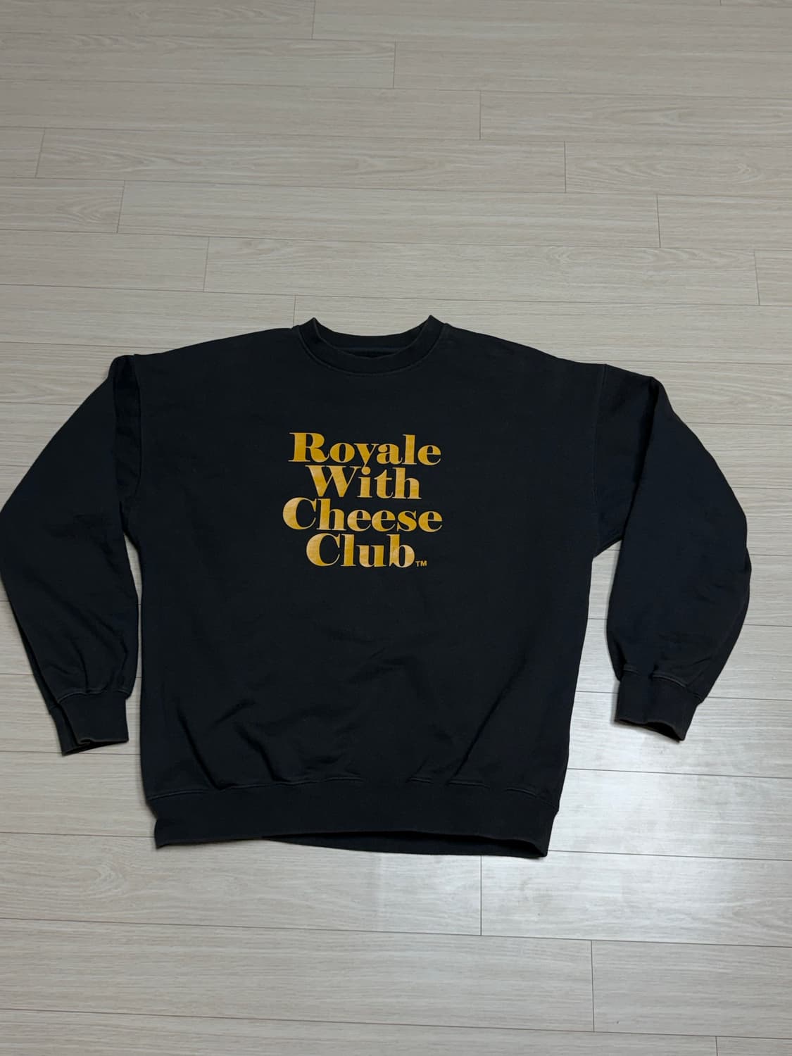 듀테로 맨투맨 스웻 L 블랙 / 로얄 위드 치즈 클럽 상품이미지1