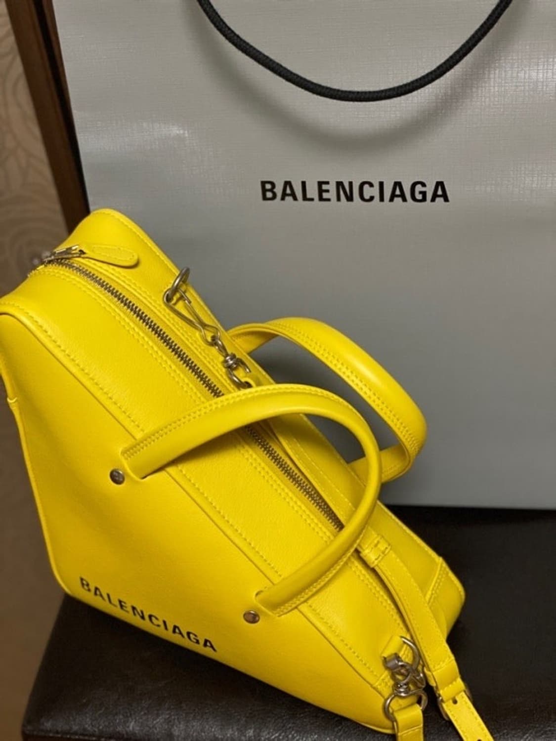 발렌시아가 트라이앵글 더플백 상품이미지2