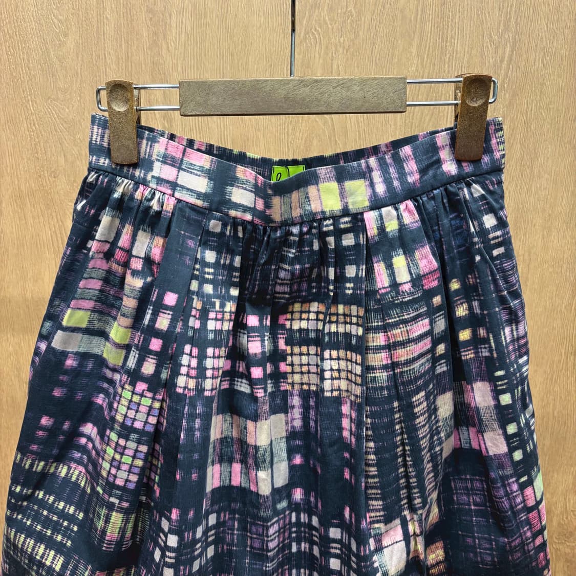 폴스미스 미디 스커트 멀티 블랙 체크 패턴 프린팅 디테일 플레어핏 핑크 상품이미지4