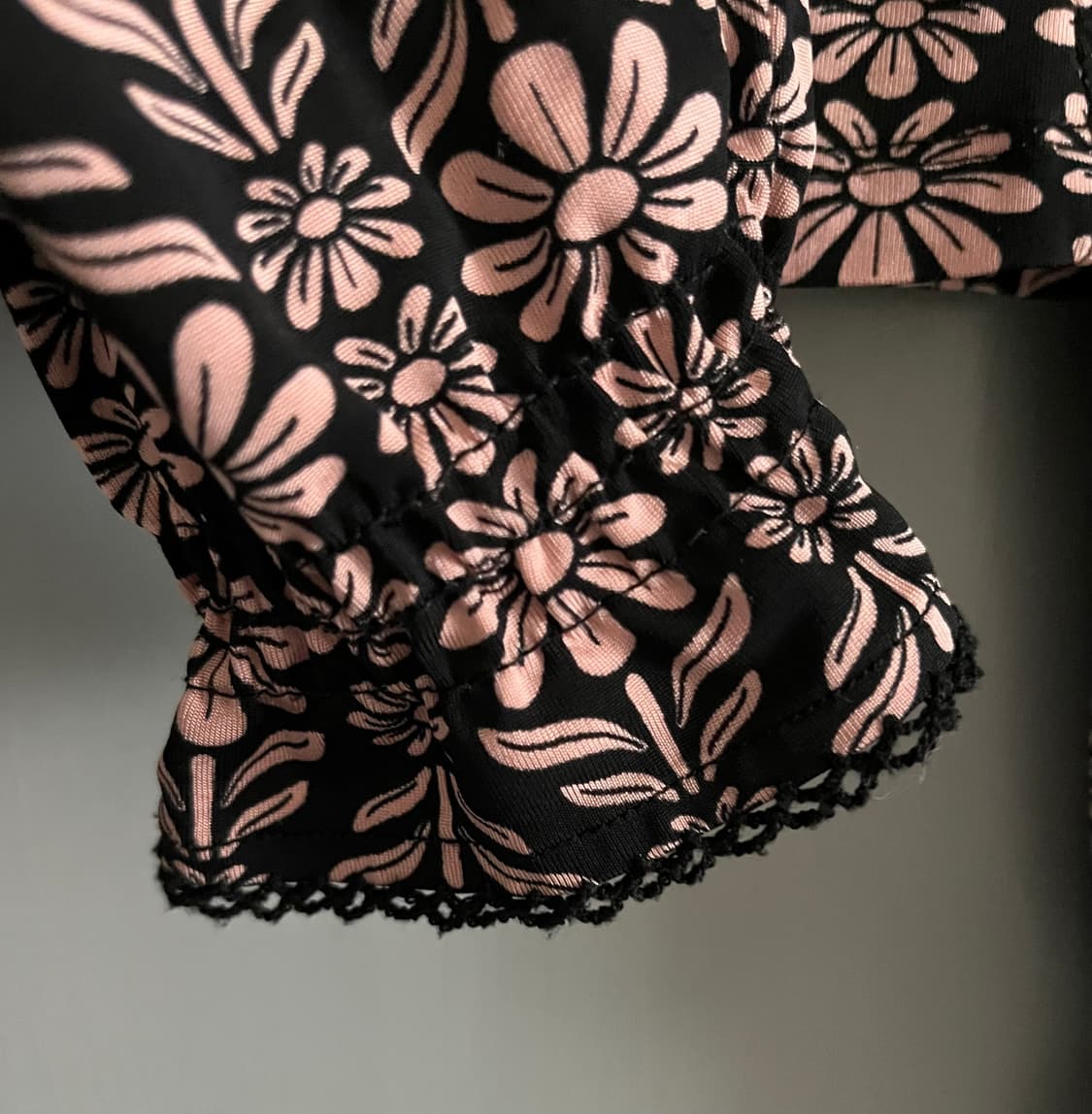 산드로 하이넥 플라워 밴딩 블라우스 0사이즈 상품이미지4