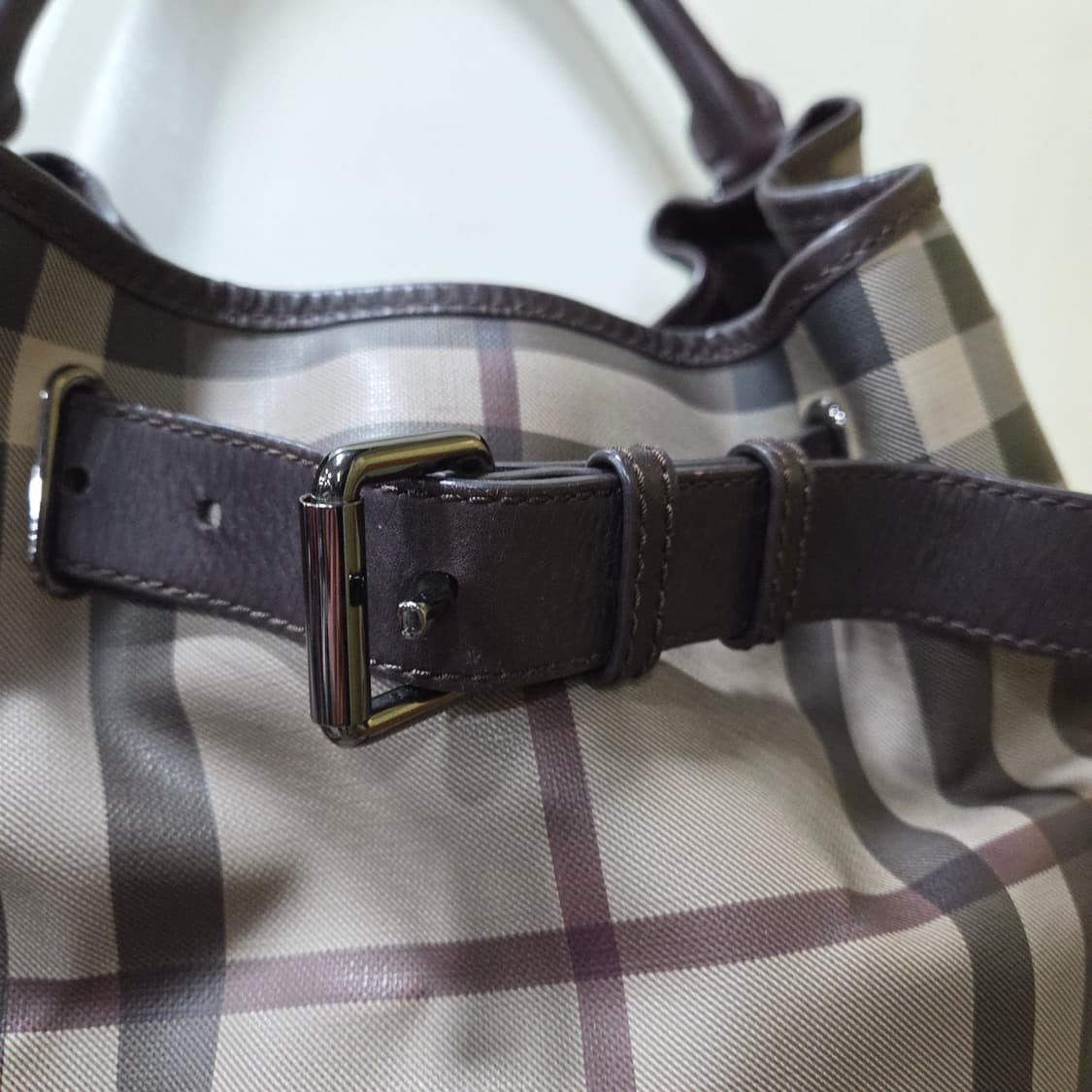 버버리 스모크 체크 호보백 상품이미지2