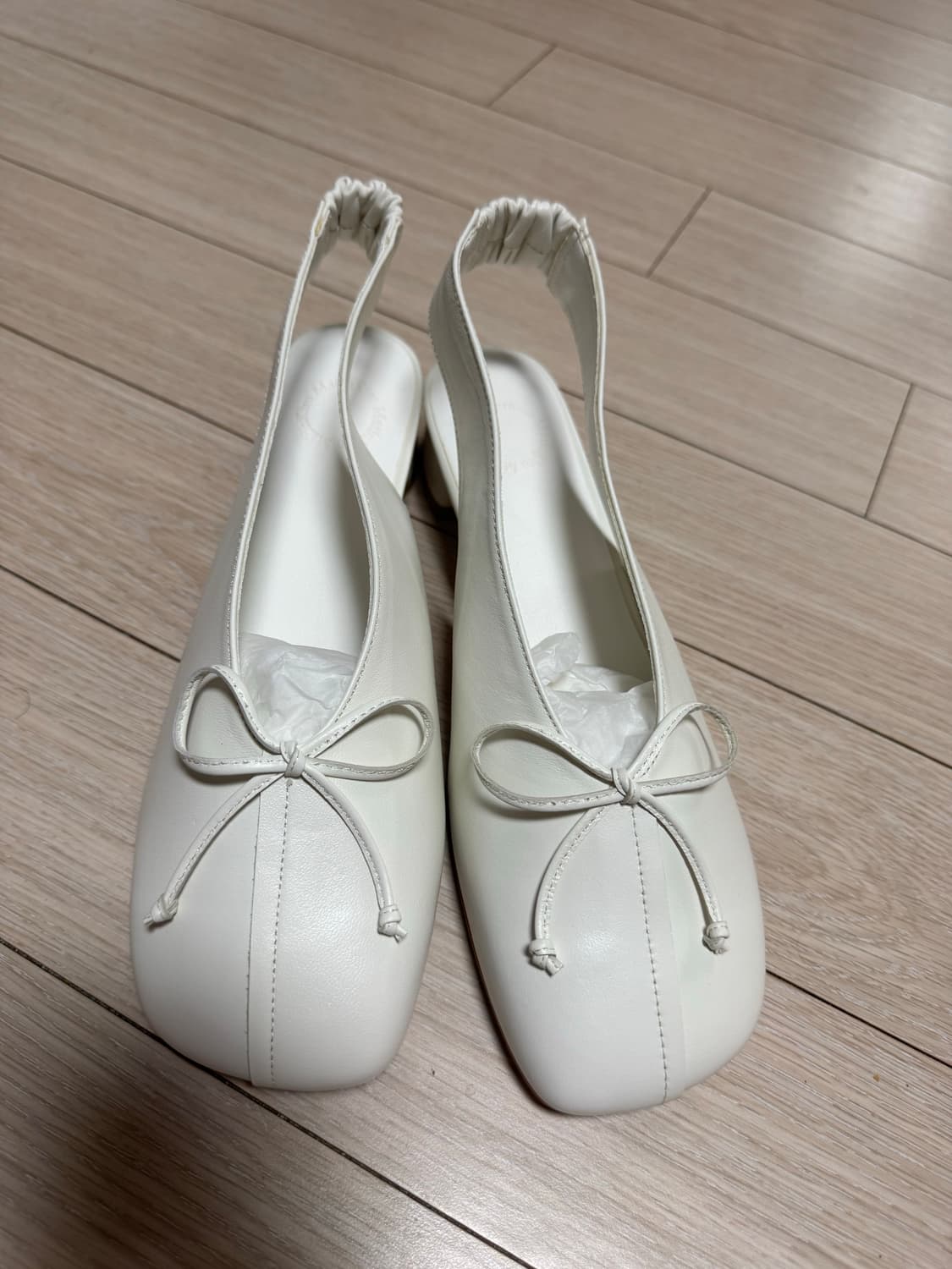 새상품) 마뗑킴 리본 디테일 슬링백 화이트 245 상품이미지1