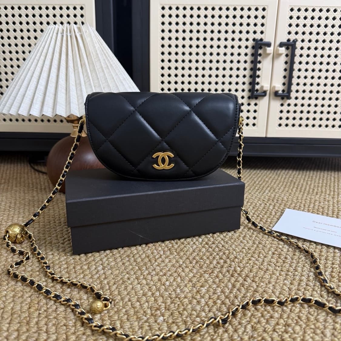 샤넬뷰티 클래식 골든 글로브 새들 백 블랙 리미티드 상품이미지3