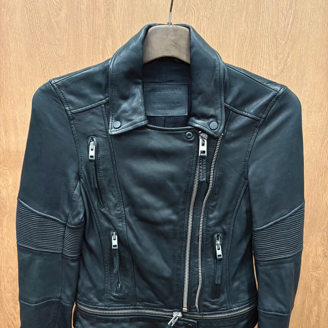 올세인츠 긴팔 레더 자켓 스탠드 칼라 입체 절개 비대칭 지퍼 디테일 블랙 상품이미지4