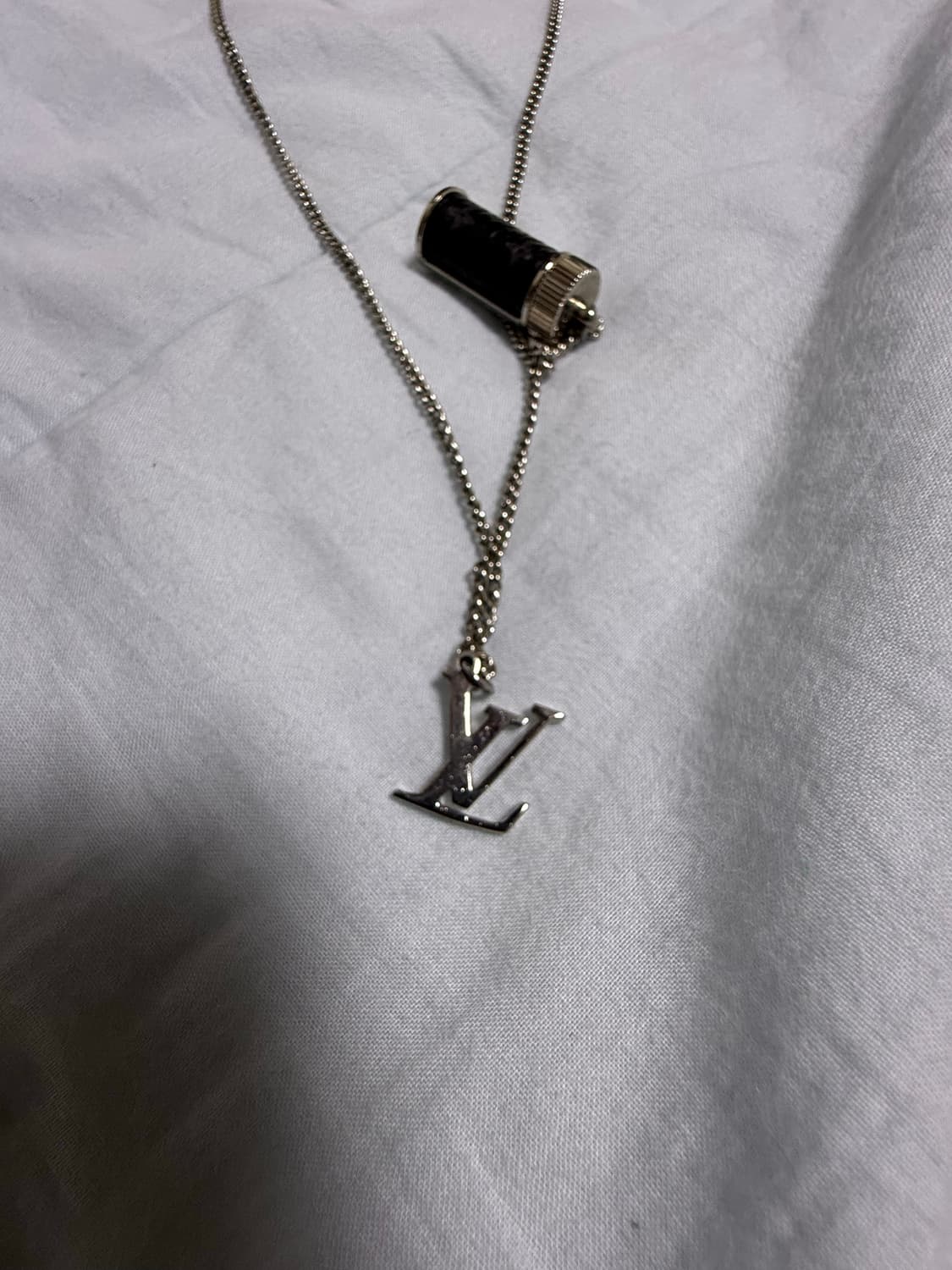 루이비통 모노그램 이클립스 참 목걸이 상품이미지3