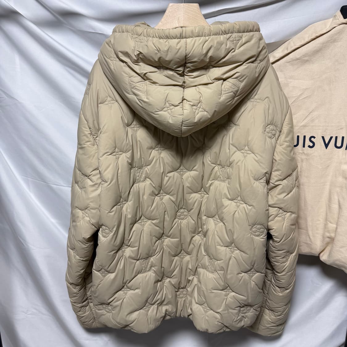 [S+급/48] 24FW 루이비통 모노그램 퀄티드 후드 패딩 자켓 베이지 상품이미지4