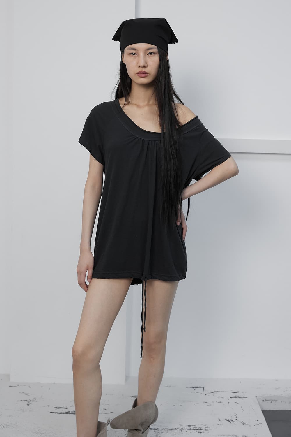 세릭 ROUND DRAWSTRING HEM TOP 차콜 상품이미지2