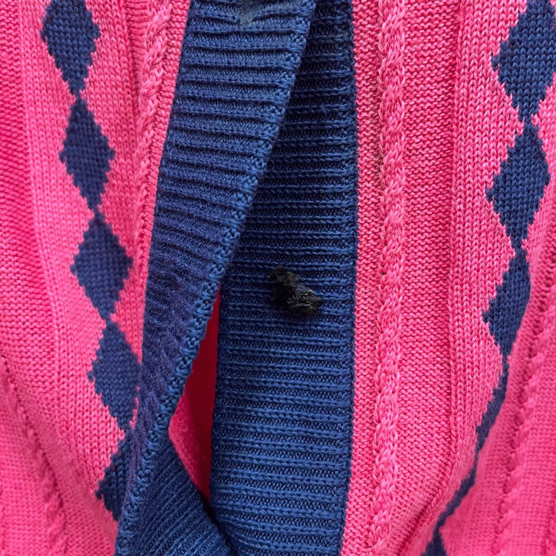 입생로랑 니트 가디건 배색 밑단 커프 아가일 패턴 디테일 핑크 네이비 상품이미지10