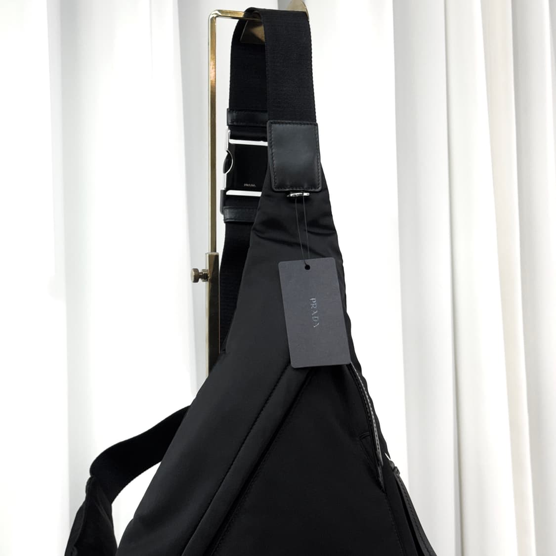 [새상품급/풀구성] 프라다 삼각로고 리나일론 레더 슬링백 상품이미지5