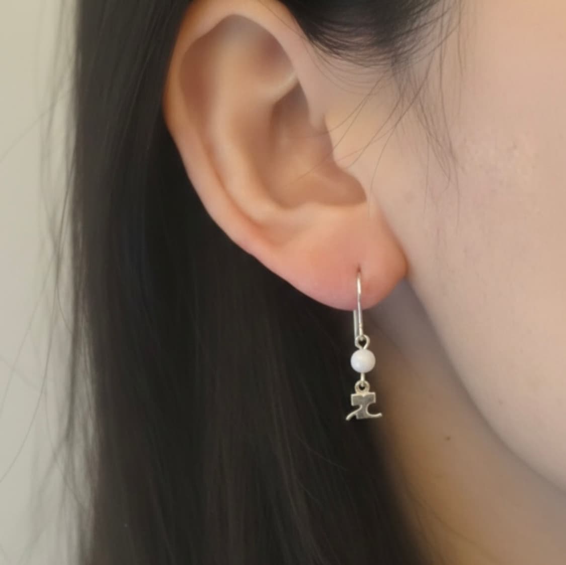 꾸레쥬 로고 실버 귀걸이 상품이미지4