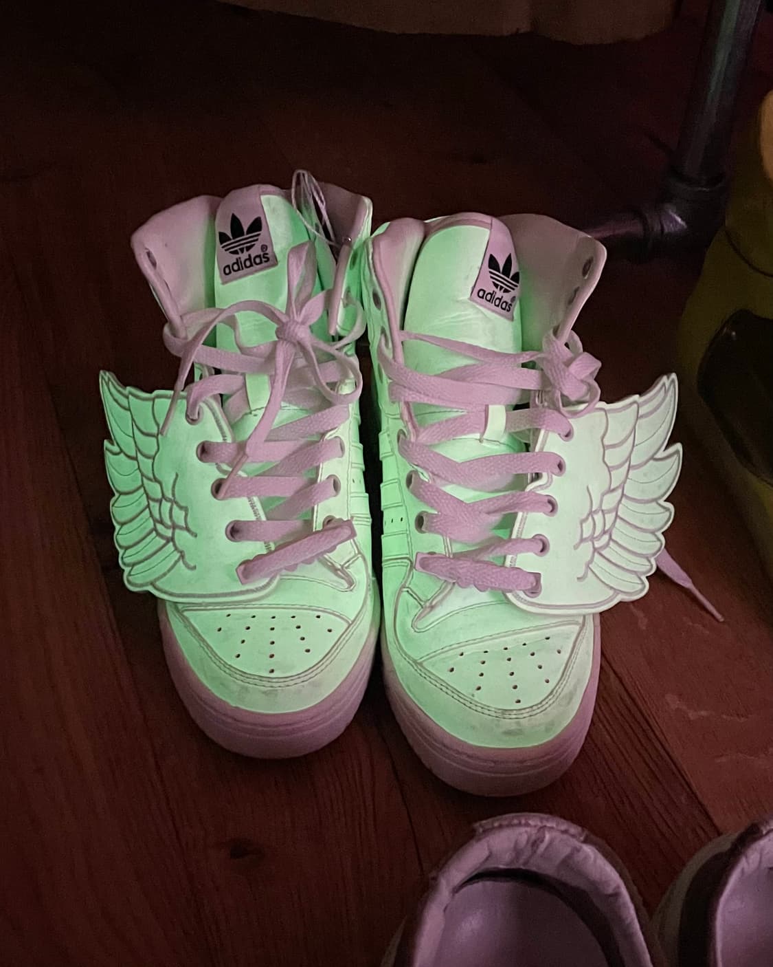 [225] 제레미스캇 x 아디다스 윙 야광 스니커즈 상품이미지1