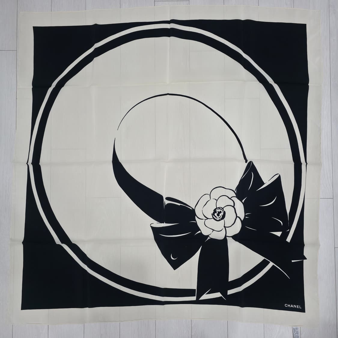 샤넬 까멜리아 블랙 화이트 실크스카프 상품이미지1