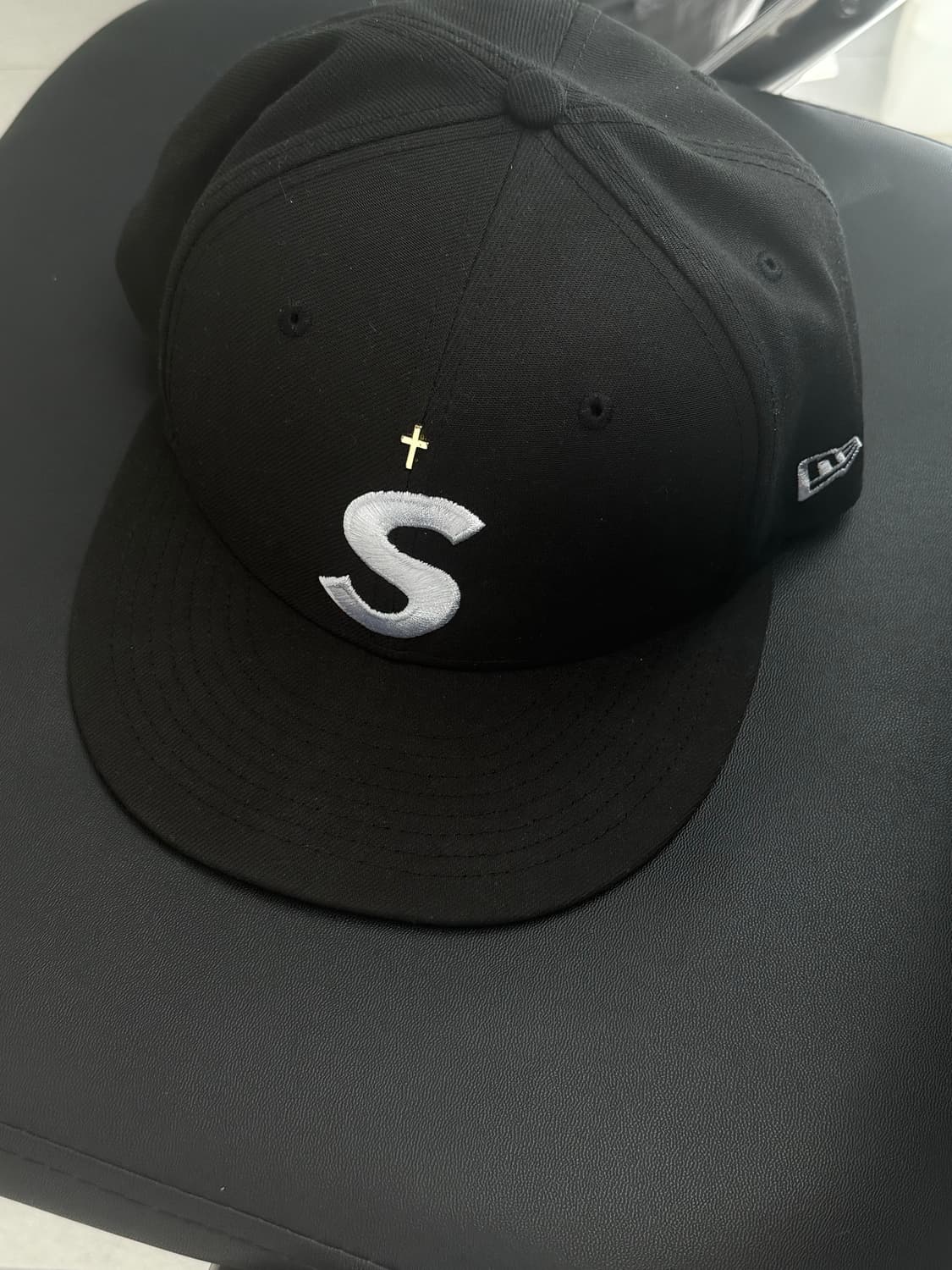 슈프림 골드 크로스 뉴에라 블랙 24ss 블랙 738 58.7cm 상품이미지1