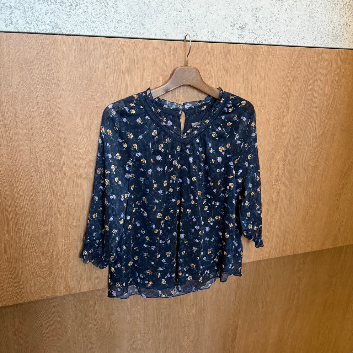 BCBG 브이넥 롱슬리브 블라우스 플라워 패턴 디테일 루즈핏 네이비 상품이미지5