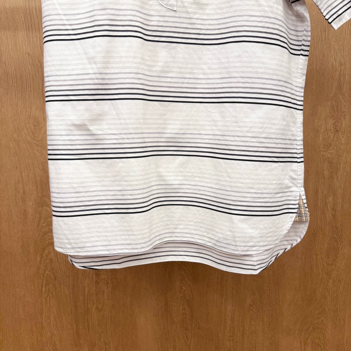 버버리 블랙라벨 스트라이프 반팔 셔츠 로고 자수 히든 버튼 카라 화이트 상품이미지5