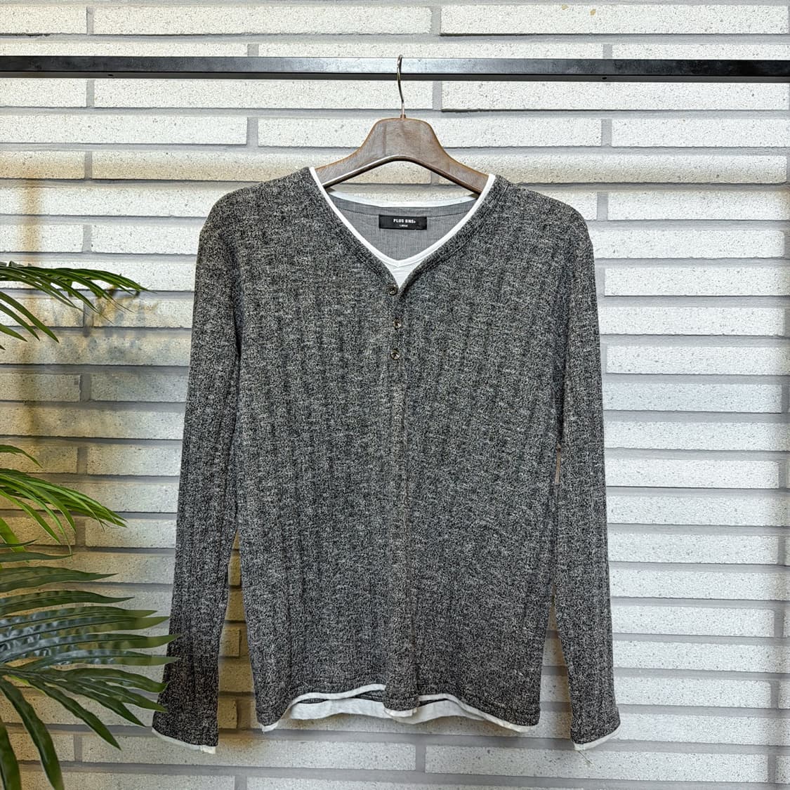 헨리넥 레이어드 긴팔 니트 미니멀버튼 디테일 그레이 상품이미지2