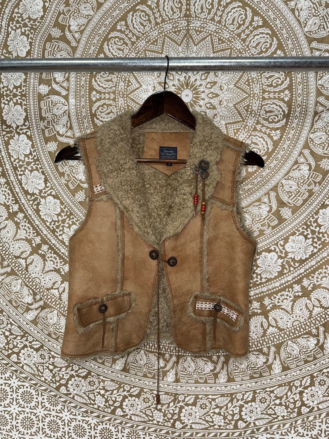 써스데이아일랜드 여성 보헤미안 스웨이드 양털 베스트자켓 상품이미지3