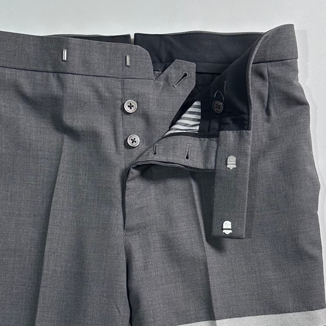  톰브라운 사선 그레이 슬랙스   상품이미지5