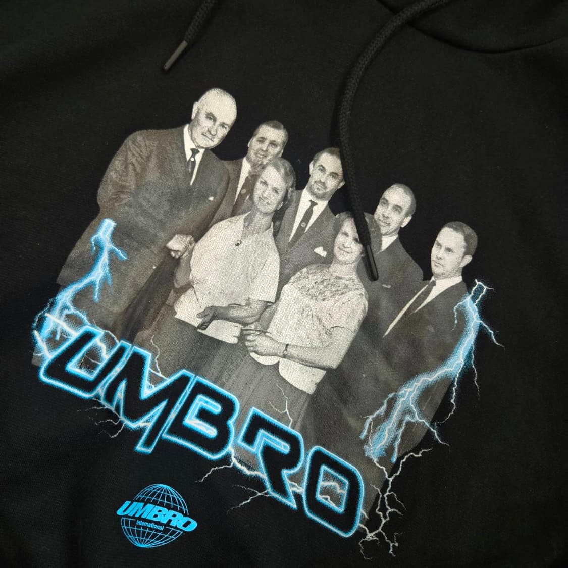 엄브로(UMBRO) 20F 빅프린팅 후드 브렌드 자수 티셔츠
 상품이미지3