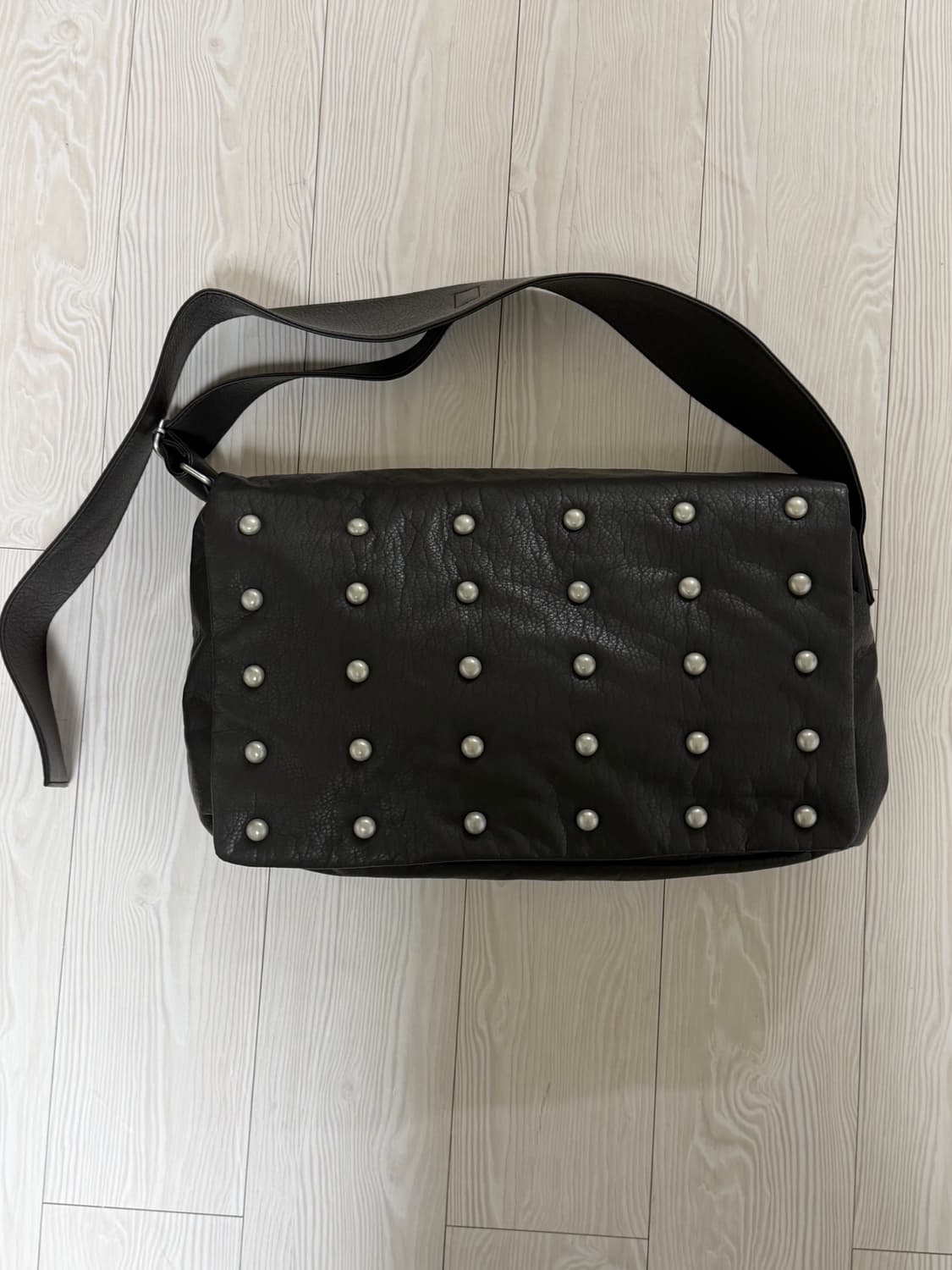 플리즈프로젝트 STUD LEATHER MESSENGER BAG 상품이미지1