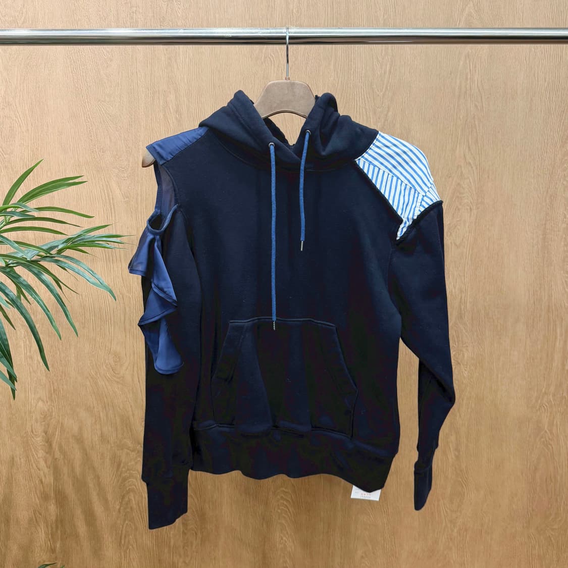사카이 후드 티셔츠 스트라이프 패치 워크 컷아웃 러플 숄더 디테일 네이비 상품이미지1