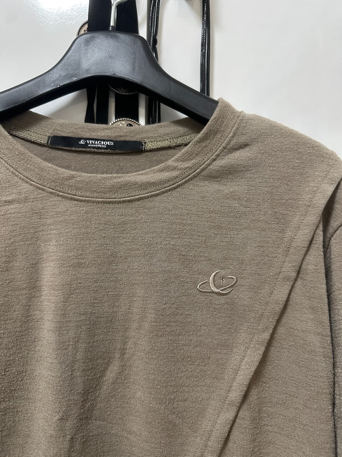 DIAGONAL LOGO UNIQUE TEE KHAKI 상품이미지5