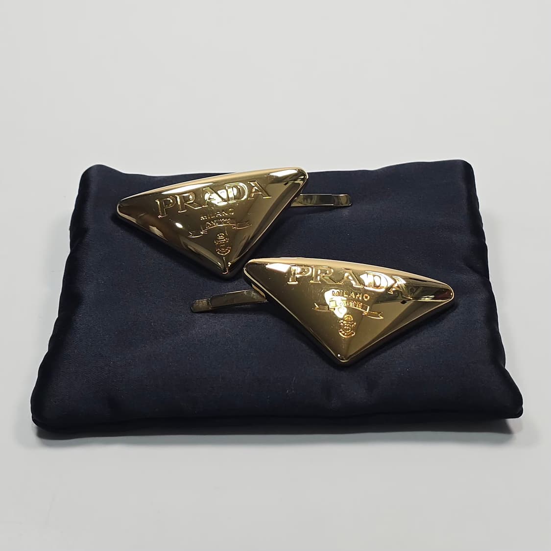프라다 트라이앵글 로고 헤어클립 상품이미지2
