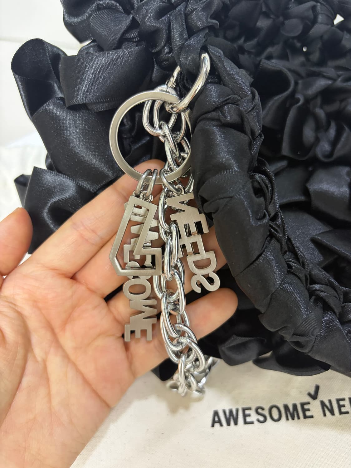 어썸니즈 핸디크래프트 글로우 백 블랙 상품이미지3